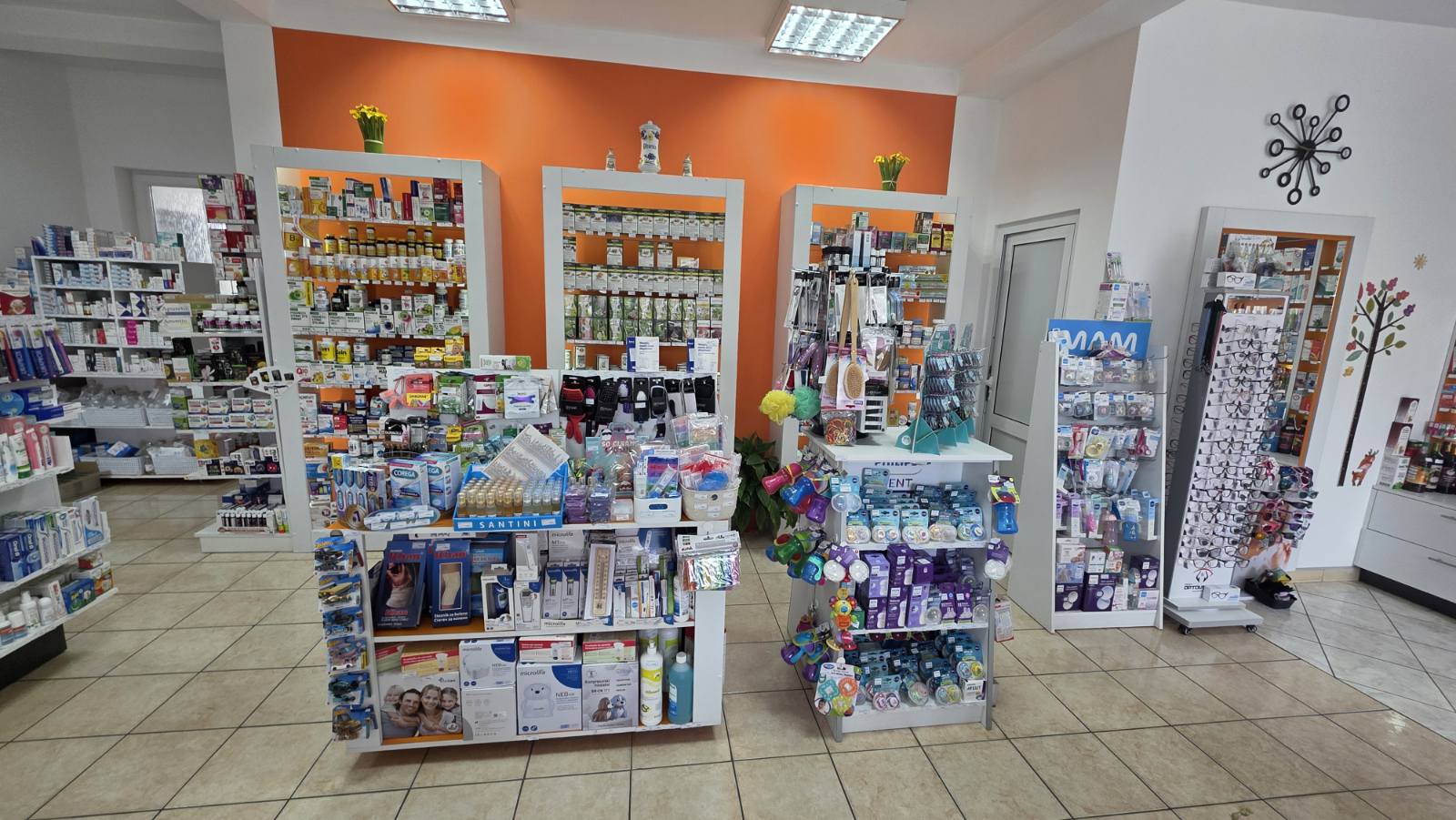 Oranž stjenka s policama vitamina i dodataka prehrani
