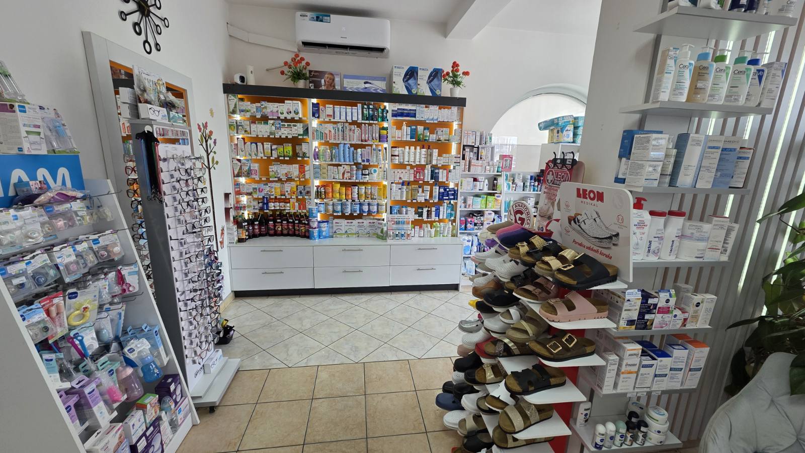 Središnji prostor s dermokozmetikom i preparatima